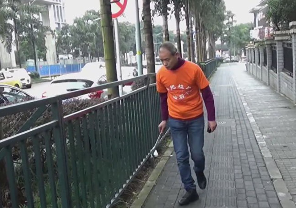 Triệu phú Trung Quốc đi bộ nhặt rác suốt 3 năm - 1
Triệu phú không ngại nhặt rác ngoài đường vì môi trường sạch hơn