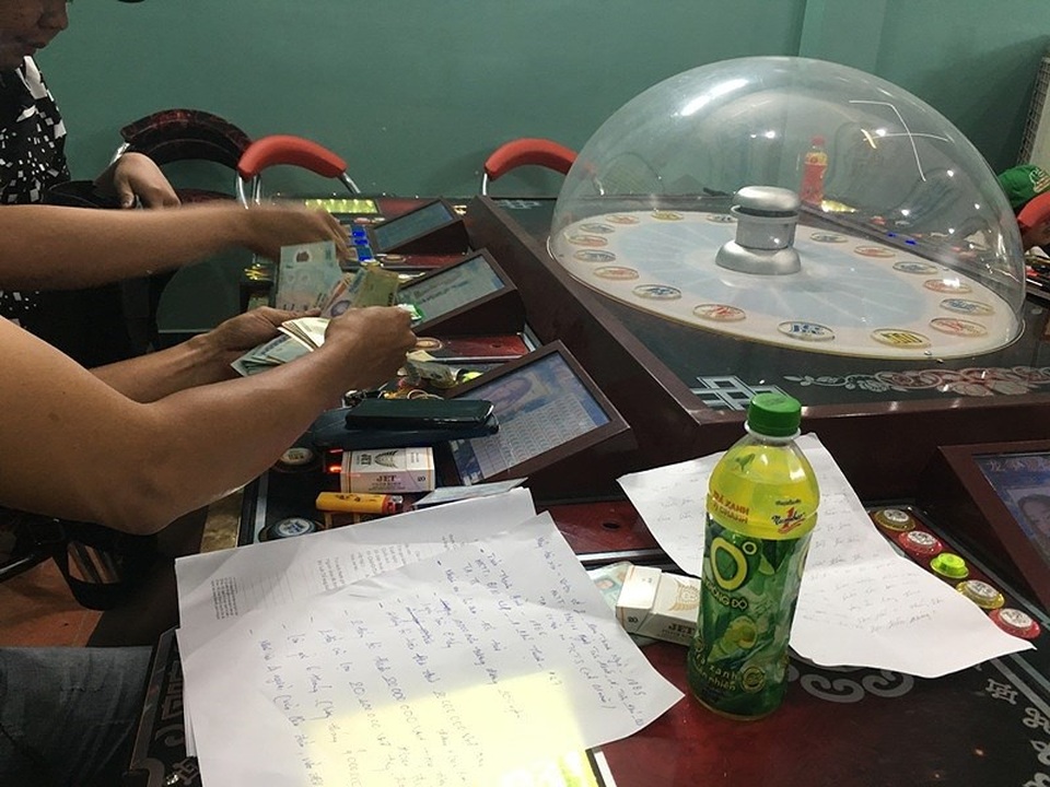 Chuyện ghi ở tiệm game bắn cá lúc 0 giờ… - 2 Tang vật thu giữ tại tiệm game bắn cá. Ảnh: NGUYỄN TRÀ