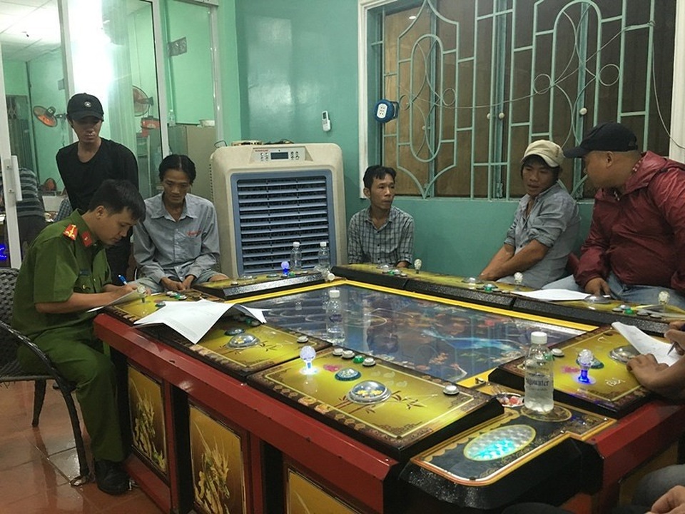 Chuyện ghi ở tiệm game bắn cá lúc 0 giờ… - 3 Công an làm việc với những người chơi tại tiệm game. Ảnh: NGUYỄN TRÀ