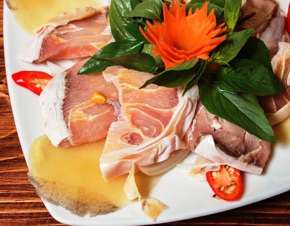 Con cá đỏ rực hơn 1 tỷ đồng: Đại gia săn nuôi cầu may - 5 Thịt cá hô có nhiều lớp sụn mỏng, vừa ngon vừa dai, không bở như các loài cá khác.