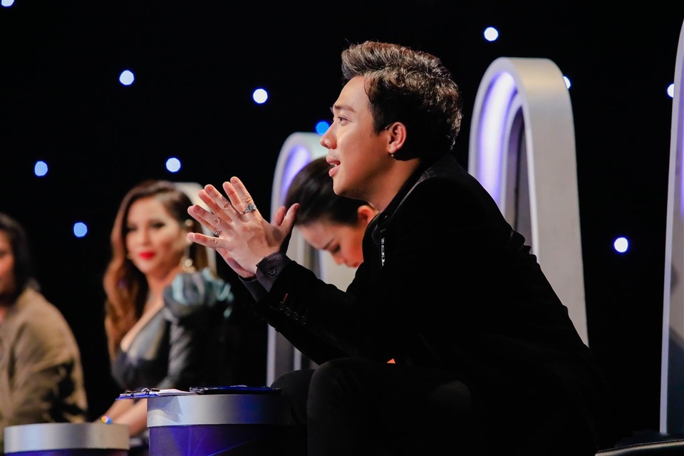 Trấn Thành cảm thấy quá thú vị với màn song ca của cả hai và đặc biệt ấn tượng với bản sao Hà Hồ - Ngọc Tân. Anh nói: “Tôi thấy dòng chảy Hồ Ngọc Hà đang ngấm vào từng thớ thịt cũng như mao mạch của bạn. Bạn thở cũng ra Hồ Ngọc Hà, nói chuyện cũng ra Hồ Ngọc Hà”. Tuy vậy, nam giám khảo vẫn cảm thấy âm sắc của một người nam không thể hoàn hảo nhưng về độ nghiên cứu và tâm hồn thì hoàn toàn là của Hồ Ngọc Hà.