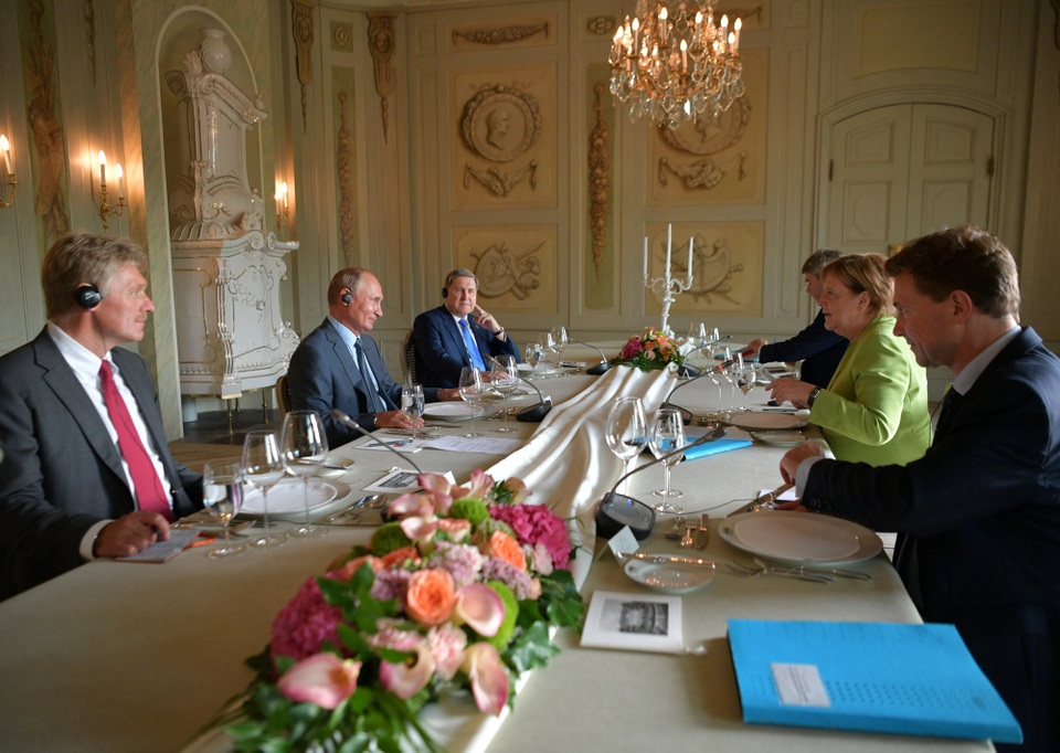 Tổng thống Putin trao đổi hàng loạt vấn đề “nóng” với Thủ tướng Đức - 2 Trong khi không đề cập tới các lệnh trừng phạt của châu Âu với Nga, Tổng thống Putin nhấn mạnh Đức vẫn là đối tác thương mại hàng đầu với khoảng 5.000 doanh nghiệp tại Nga. Ông Putin cho biết kim ngạch thương mại song phương đã tăng 22% trong năm 2017 và các khoản đầu tư của Đức tại Nga đã lên tới hơn 20 tỷ USD.