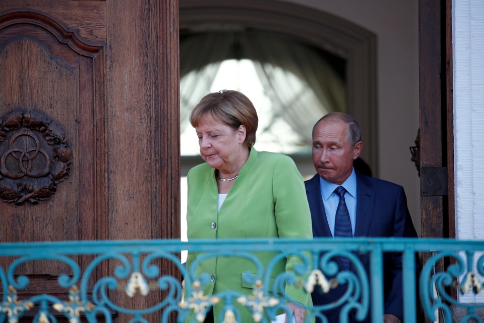 Tổng thống Putin trao đổi hàng loạt vấn đề “nóng” với Thủ tướng Đức - 9 Trong cuộc gặp tại Đức, Tổng thống Putin và Thủ tướng Merkel cũng bày tỏ quan ngại về việc một số quốc gia đã đưa ra những quyết định bất ngờ liên quan tới lĩnh vực kinh tế như áp thuế lẫn nhau. Hai nhà lãnh đạo cho rằng điều này sẽ có hệ quả tiêu cực đối với hệ thống thương mại toàn cầu cũng như các mối quan hệ kinh tế.