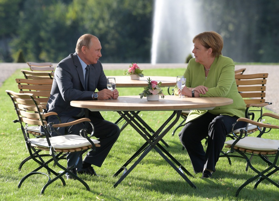 Tổng thống Putin trao đổi hàng loạt vấn đề “nóng” với Thủ tướng Đức - 3
Bất chấp những căng thẳng giữa châu Âu và Nga, Thủ tướng Merkel khẳng định mục tiêu chính của bà vẫn là duy trì “đối thoại lâu dài” với Nga. Bà Merkel cho rằng cả Nga và Đức, với tư cách là hai nước thành viên của Liên Hợp Quốc, cần có trách nhiệm giải quyết các vấn đề toàn cầu.