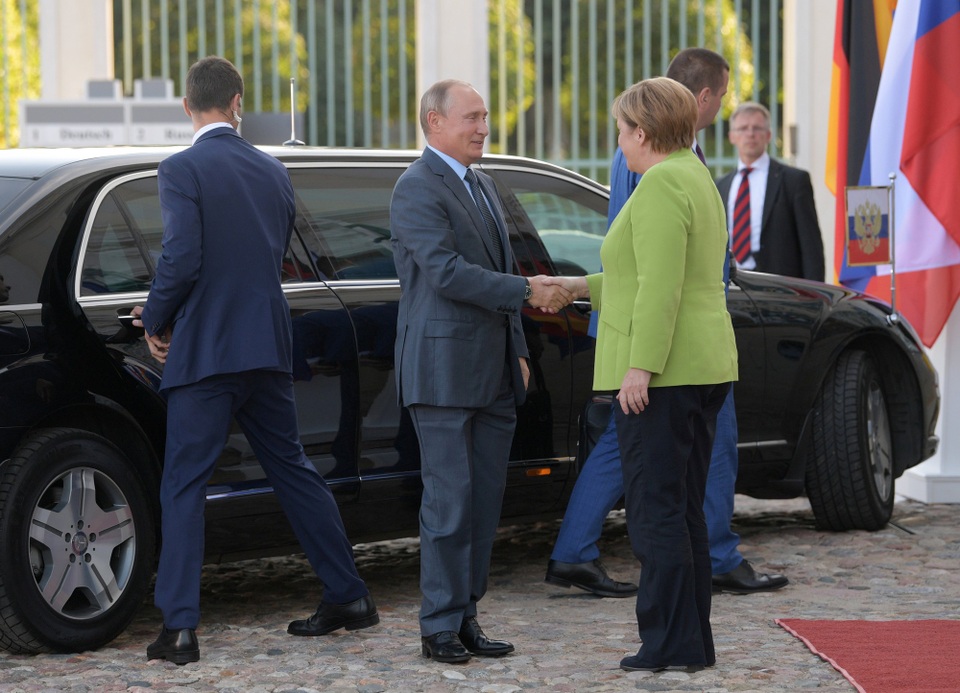 Tổng thống Putin trao đổi hàng loạt vấn đề “nóng” với Thủ tướng Đức - 1 Thủ tướng Merkel hôm qua đã tiếp đón Tổng thống Putin nhân chuyến đi của nhà lãnh đạo Nga tới Đức. Hai nhà lãnh đạo đã có các cuộc hội đàm chi tiết kéo dài 3 giờ đồng hồ và cùng nhau trao đổi về nhiều vấn đề chung trong quan hệ song phương cũng như toàn cầu.