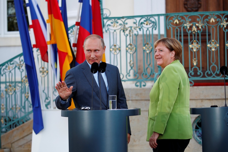 Tổng thống Putin trao đổi hàng loạt vấn đề “nóng” với Thủ tướng Đức - 7 Tổng thống Putin và Thủ tướng Merkel đã trao đổi về việc dẫn khí đốt đi qua lãnh thổ Ukraine, đồng thời tính đến khả năng Mỹ sẽ đưa ra các lệnh trừng phạt nếu dự án Nord Stream 2 đi vào hoạt động. Tuy vậy, hai nhà lãnh đạo Nga - Đức đều khẳng định không nên “chính trị hóa” dự án này.
