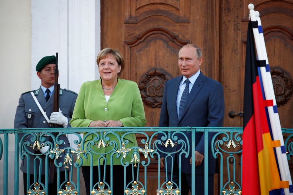 Tổng thống Putin trao đổi hàng loạt vấn đề “nóng” với Thủ tướng Đức - 6 Hai nhà lãnh đạo cũng thảo luận về dự án đường ống dẫn khí Nord Stream 2 dẫn khí từ Nga tới Đức qua biển Baltic, vốn đang bị Mỹ phản đối vì không muốn châu Âu phụ thuộc vào năng lượng của Nga. Ông Putin và bà Merkel nhất trí rằng đây là dự án mang lại lợi nhuận và có tính cạnh tranh, do vậy cần hoàn thiện trong thời gian tới.