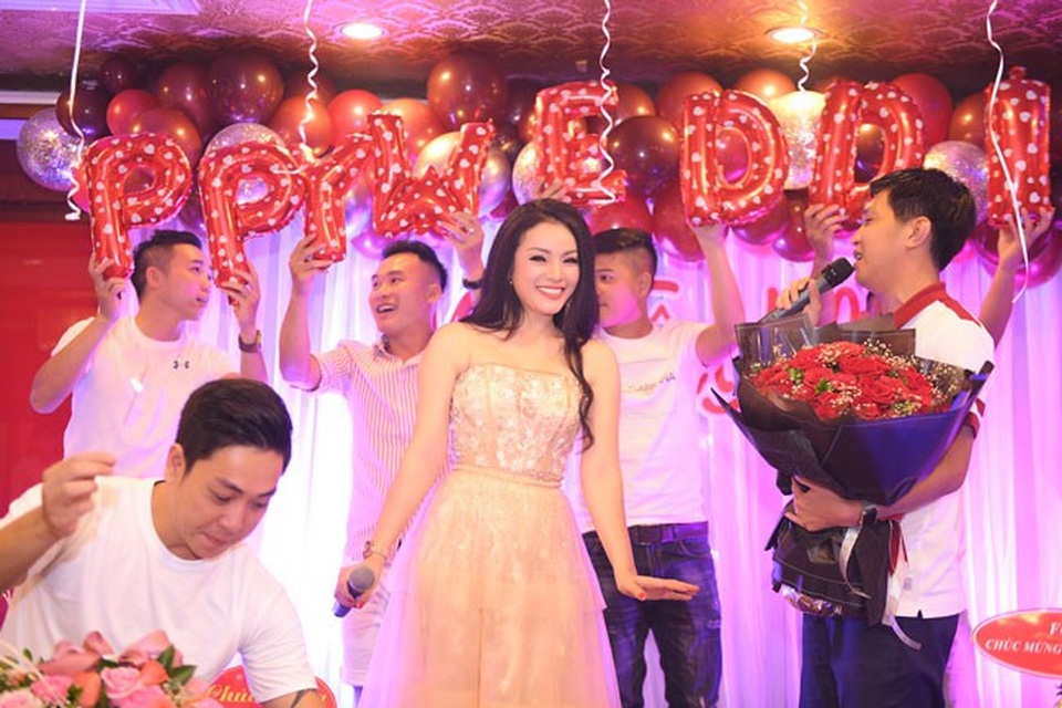 Tân Nhàn xúc động vì được ông xã bí mật tổ chức sinh nhật - 2 Tân Nhàn xúc động vì được ông xã bí mật tổ chức sinh nhật - 2