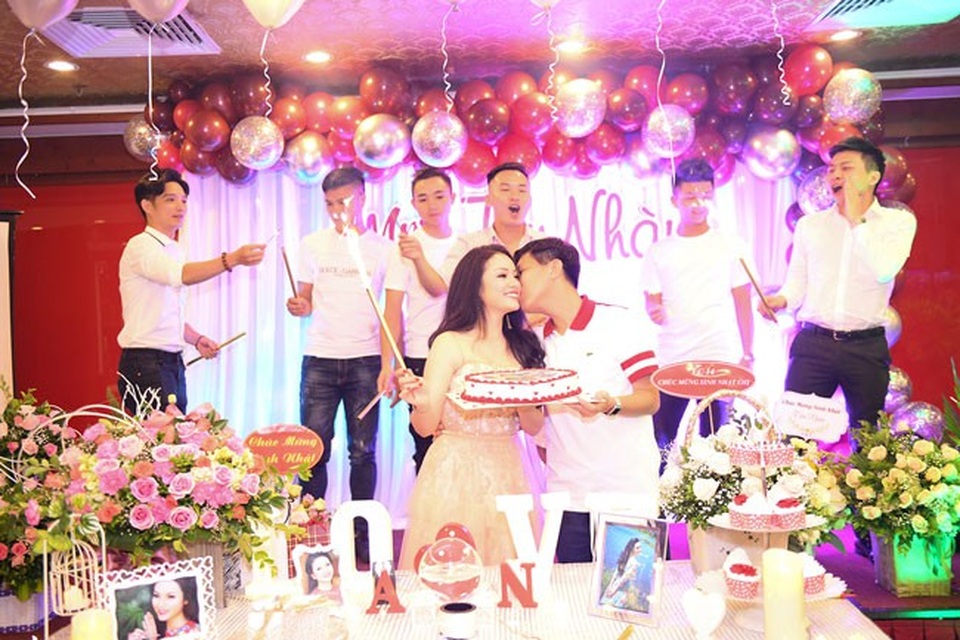 Tân Nhàn xúc động vì được ông xã bí mật tổ chức sinh nhật - 6 Tân Nhàn xúc động vì được ông xã bí mật tổ chức sinh nhật - 6