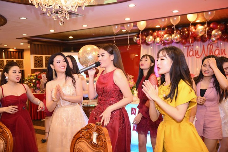 Tân Nhàn xúc động vì được ông xã bí mật tổ chức sinh nhật - 8 Tân Nhàn xúc động vì được ông xã bí mật tổ chức sinh nhật - 8