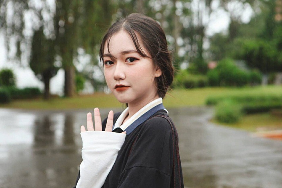 Nữ sinh 13 tuổi xinh đẹp thích làm mẫu ảnh, có nhiều tài lẻ - 2 Liên hệ với Thoại Nghi, cô bạn cho biết bản thân cũng rất bất ngờ và vui khi được mọi người quan tâm, yêu mến nhiều như vậy.