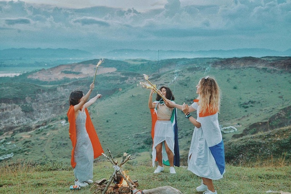 “Chúng ta không cùng màu da, tiếng nói nhưng chung tình bạn chân thành” - 6 Những nét cười rộn rã, những vui đùa thoải mái bên nhau của cả ba cô gái này đều khiến người xem cảm thấy một xúc cảm bình yên đến lạ. Thời gian rồi sẽ qua, mỗi người rồi sẽ chọn cho riêng mình một con đường riêng nhưng chắc chắn tình bạn này sẽ theo họ suốt cuộc đời.