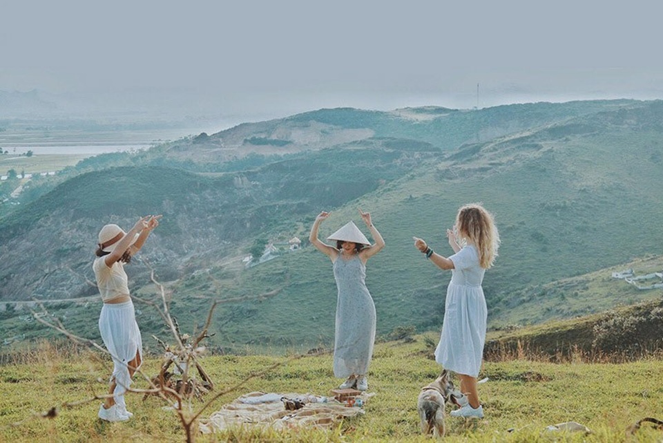 “Chúng ta không cùng màu da, tiếng nói nhưng chung tình bạn chân thành” - 5 Chia sẻ về điều này, Hải Yến bộc bạch: “Mỗi người đều yêu, hãnh diện và tự hào về quê hương và đất nước mình. Nên tụi mình dùng các lá cờ để thể hiện tình bạn gắn bó giữa ba đất nước, ba châu lục khác nhau. Dù không cùng màu da, tiếng nói nhưng tụi mình có chung tình cảm chân thành, chung tình bạn đẹp đẽ”.