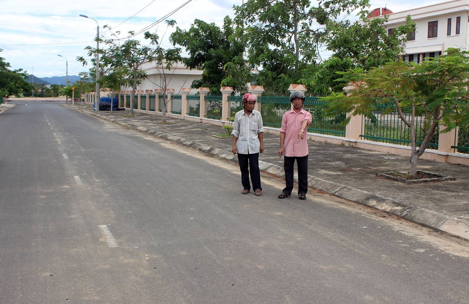 Dùng roi điện, bình xịt hơi cay cướp đi hàng chục cây vàng - 1 Hiện trường xảy ra vụ cướp