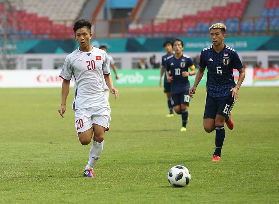 Olympic Việt Nam 1-0 Olympic Nhật Bản: Quang Hải chói sáng - 3
Văn Đức chơi đầy năng nổ khi được tung vào sân