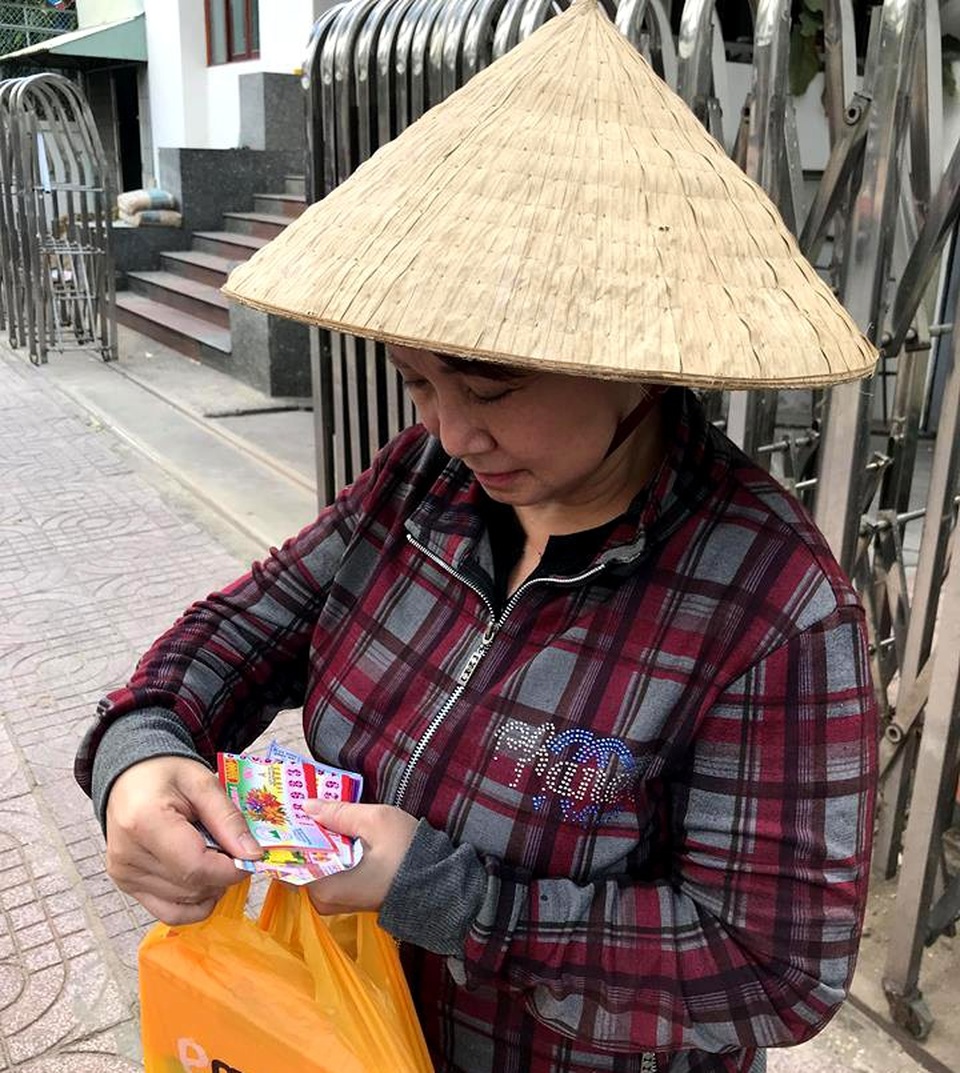 Vụ dành cả thanh xuân đi đòi đất: Mòn mỏi chờ công lý sau 6 lần chỉ đạo từ Chính phủ! - 5 Bà Phượng với xấp vé số trên tay đi bán trên hè phố Sài Gòn.