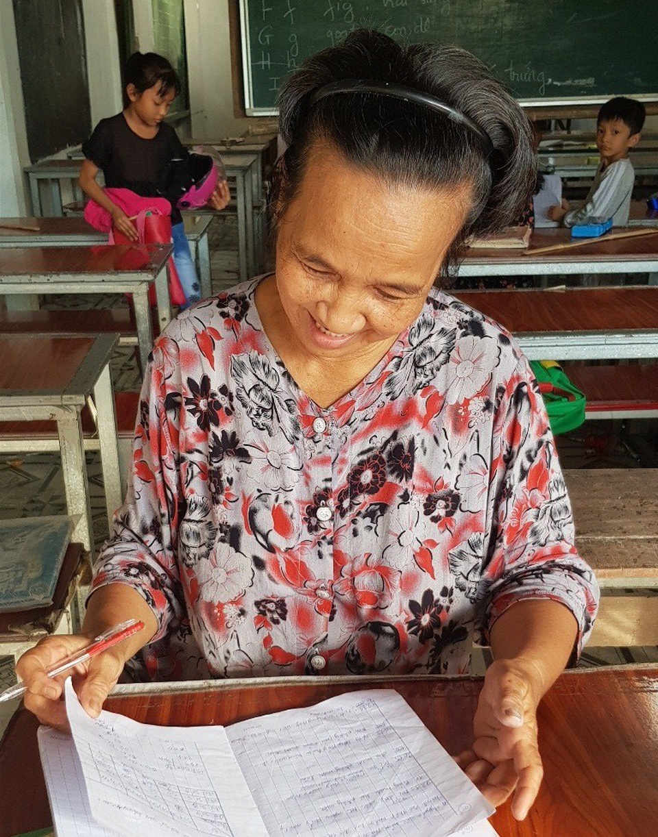 Bà giáo dành trọn cuộc đời “nâng bước” học trò nghèo - 5 Lúc chia tay cô giáo Son và lớp học cũng là lúc nắng chiều đã tắt và cô vẫn cần mẫn ngồi xem lại từng bài tập của các em học trò nghèo