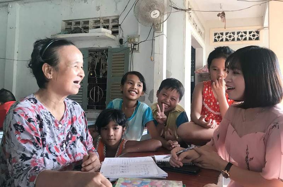Bà giáo dành trọn cuộc đời “nâng bước” học trò nghèo - 2 Ở lớp học của cô Son lúc nào cũng rộn rã tiếng cười
