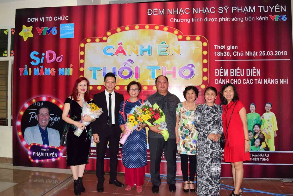 Trung tâm nghệ thuật SiĐô và hành trình 20 năm gắn với “thiên đường âm nhạc tuổi thơ” - 4
Đạo diễn Phan Duy(áo thun - ảnh giữa), nhà sáng lập trung tâm đào tạo và phát triển nghệ thuật SiĐô - chụp hình lưu niệm cùng VTV