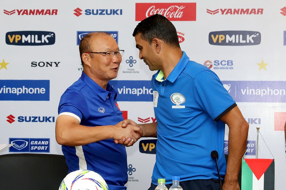 Olympic Việt Nam 2-1 Olympic Palestine: Anh Đức, Công Phượng ghi bàn - 12
HLV Park Hang Seo và đồng nghiệp bên phía Palestine tỏ ra khá tự tin