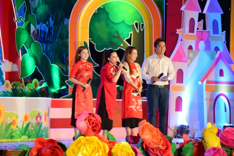Trung tâm nghệ thuật SiĐô và hành trình 20 năm gắn với “thiên đường âm nhạc tuổi thơ” - 6
Nhóm Mắt Ngọc, Mc Huỳnh Tân một trong những gương mặt quen thuộc trong các chương trình biểu diễn của trung tâm SiĐô
