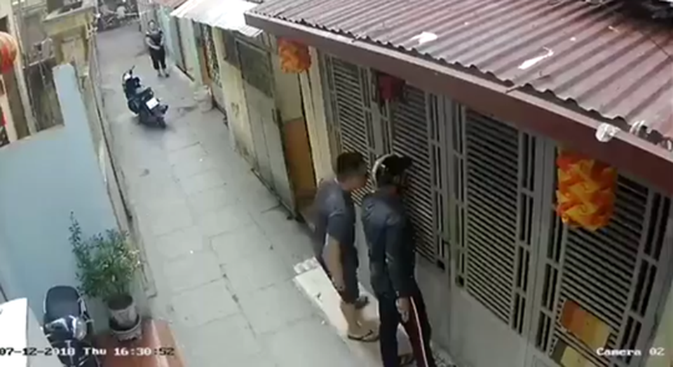 Vừa từ nhà "con nợ" về, chủ nợ bị nhóm côn đồ truy sát kinh hoàng - 2
2 đối tượng mang theo hung khí đến nhà tìm ông Nguyên - Ảnh từ video clip nhà dân ghi lại