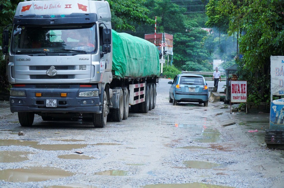 Thanh Hóa: Tỉnh lộ nhằng nhịt "ổ voi, ổ gà" vì xe tải hạng nặng - 2
Người dân nơi đây cho biết, mỗi ngày có hàng trăm lượt xe tải hạng nặng đi qua. Đây có thể là nguyên nhân khiến mặt đường hư hỏng.
