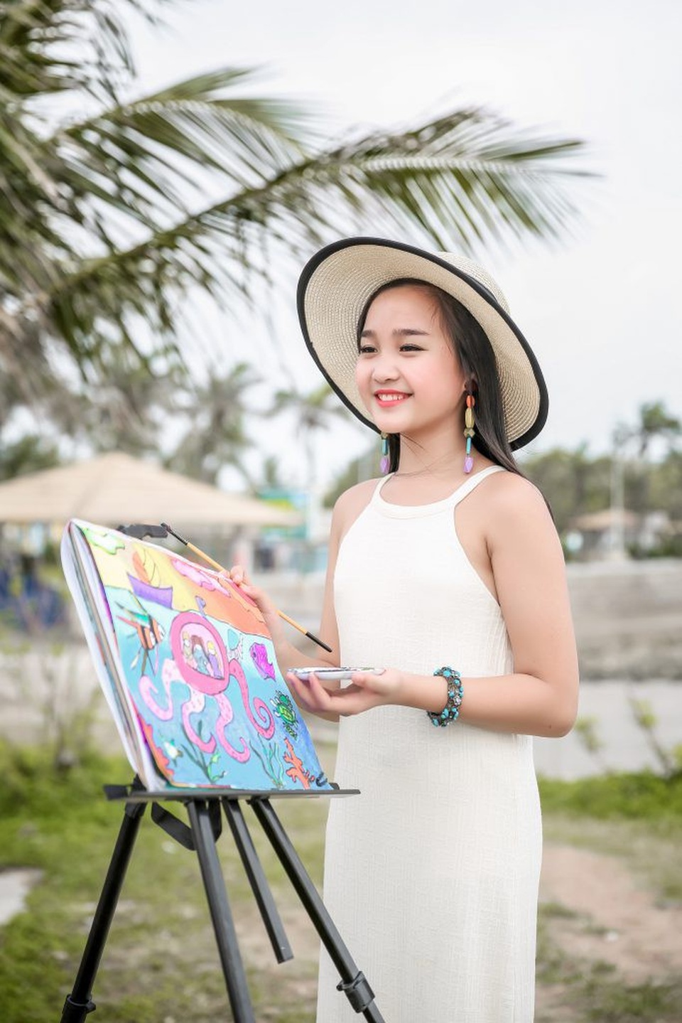 NTK Tạ Linh Nhân cho ra đời BTS từ ý tưởng hội họa của á hậu nhí Khánh Linh - 2 Cô bé cũng gây ấn tượng với khán giả khi đảm nhiệm vai trò MC, ca sĩ hay model nhí. Mới đây nhất, Khánh Linh tham gia vai trò người dẫn truyện và góp một phần không nhỏ cho sự thành công của vở kịch nổi tiếng “Peter và Chó Sói”.