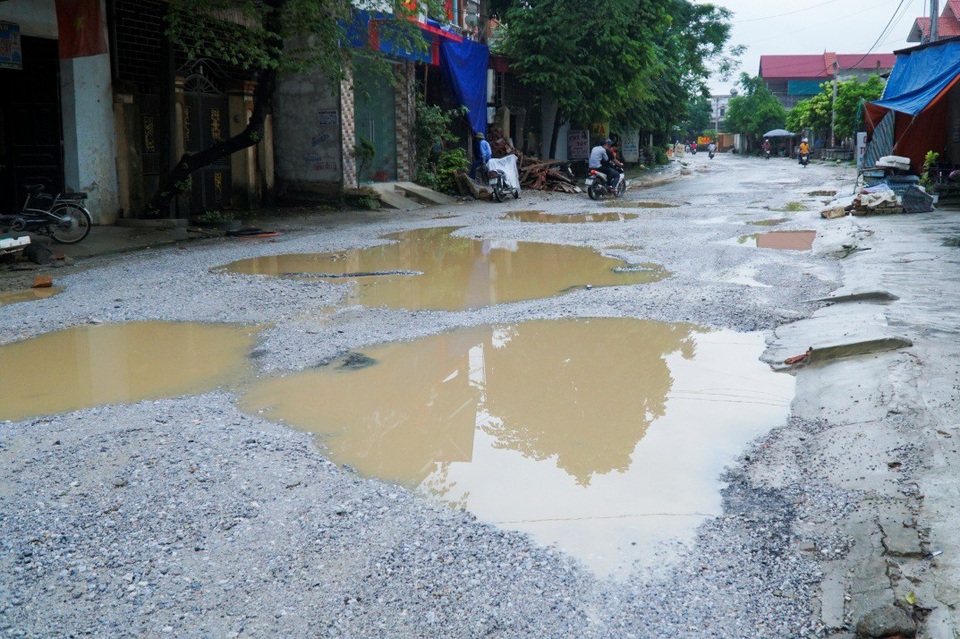 Thanh Hóa: Tỉnh lộ nhằng nhịt "ổ voi, ổ gà" vì xe tải hạng nặng - 5
Trong vùng có một số mỏ đất hoạt động kéo theo xe tải hạng nặng qua lại nhiều. Người dân từng được thuê tưới nước lên mặt đường để giảm bụi do xe tải chở đất mỏ gây ra. Nhưng rồi họ cũng chẳng thanh toán cho chúng tôi, một số người dân chia sẻ.
