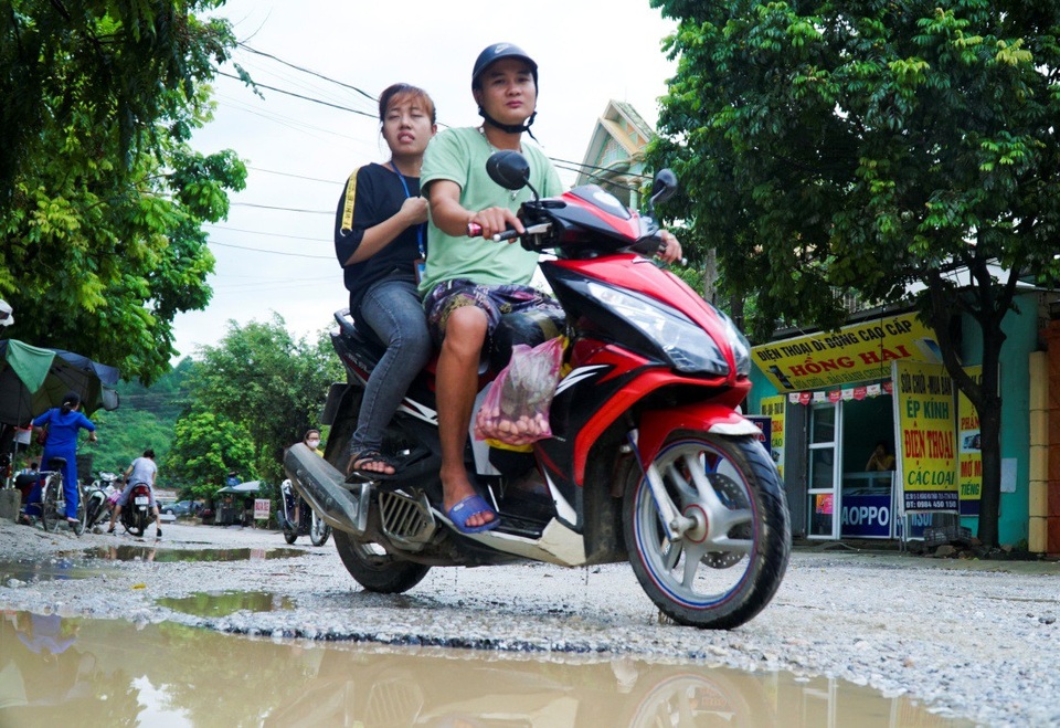 Thanh Hóa: Tỉnh lộ nhằng nhịt "ổ voi, ổ gà" vì xe tải hạng nặng - 6
Các ô voi, ổ gà đặc biệt nguy hiểm khi trời đổ mưa, nước ngập.