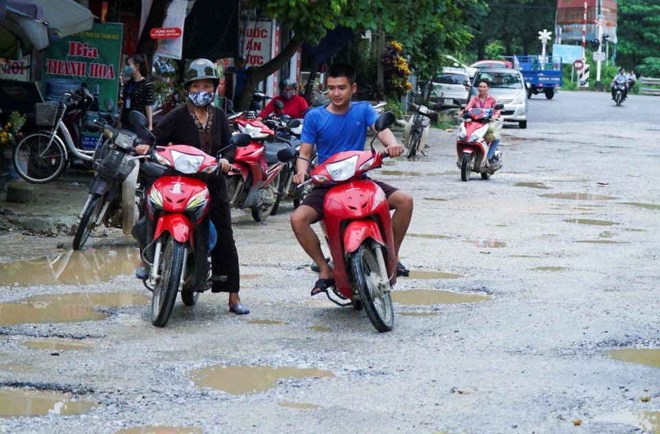 Thanh Hóa: Tỉnh lộ nhằng nhịt "ổ voi, ổ gà" vì xe tải hạng nặng - 7
Người đi xe máy gần như phải đánh võng trên đường để tránh ổ voi, ổ gà. Tình trạng đường xuống cấp trầm trọng đã được người dân đã phản ánh lên các cơ quan chức năng, kiến nghị xử lý các xe quá tải đi qua, nhưng vẫn chưa có động thái khắc phục.