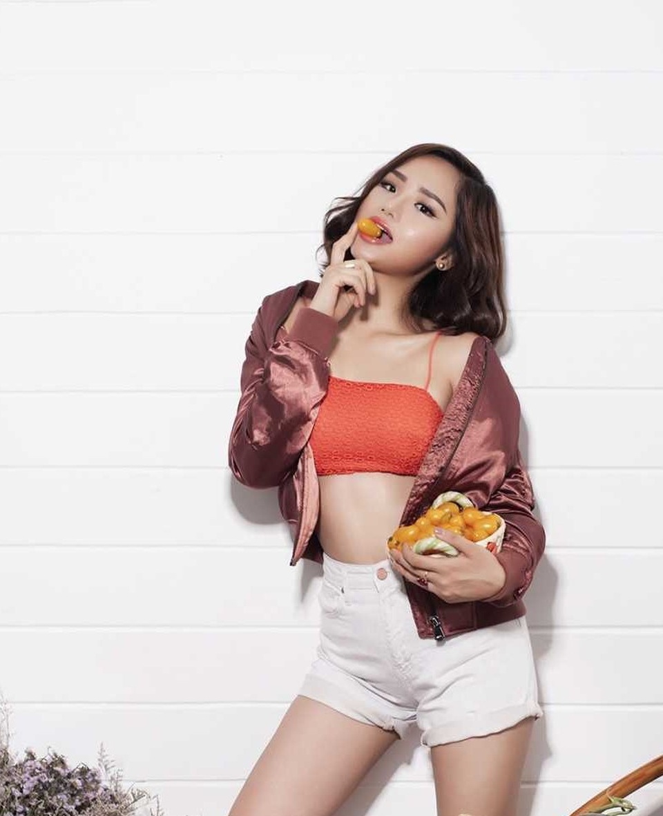 Nghi vấn Miu Lê luyện tập thể lực để chuẩn bị cho "cuộc chơi lớn" - 8
Các fan của bà nội tại Nha Trang đang trông ngóng ngày đêm sự xuất hiện của thần tượng tại sự kiện