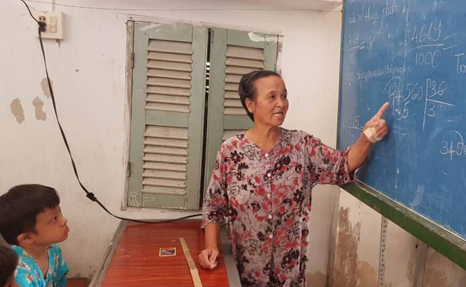 Bà giáo dành trọn cuộc đời “nâng bước” học trò nghèo - 1 Cô Võ Thị Son năm nay đã 71 tuổi những hàng ngày vẫn tận tụy mang con chữ đến với học trò nghèo