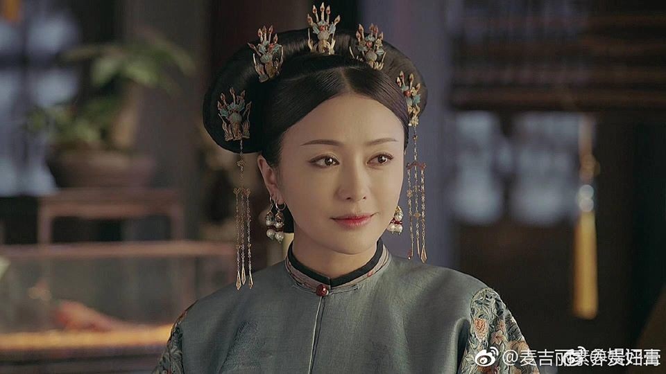 Nhan sắc như thiếu nữ đôi mươi của “Phú sát hoàng hậu” Tần Lam - 1
Bộ phim truyền hình cổ trang Diên hi công lược đang được phát sóng tại Trung Quốc và thu hút sự quan tâm đặc biệt của truyền thông cũng như khán giả khắp châu Á. Nữ diễn viên Tần Lam, người vào vai “Phú sát hoàng hậu”, một nhân vật được vua Càn Long vô cùng yêu thương, cũng vì thế mà nhanh chóng thu hút sự chú ý của người hâm mộ. Vẻ đẹp thanh thoát cùng đôi mắt sáng của Tần Lam giúp cô vào vai một hoàng hậu vừa thông minh, vừa nhân hậu một cách xuất sắc.