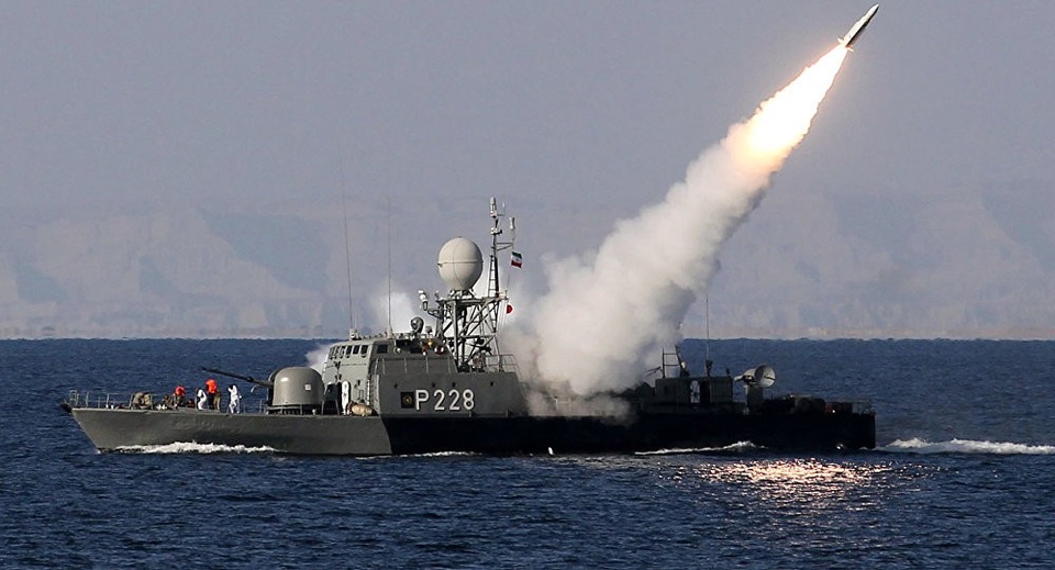 Iran rục rịch tập trận quy mô lớn, Mỹ lo nguy cơ đóng eo biển Hormuz - 1
Tàu chiến Iran phóng tên lửa ở eo biển Hormuz. (Ảnh: AFP)