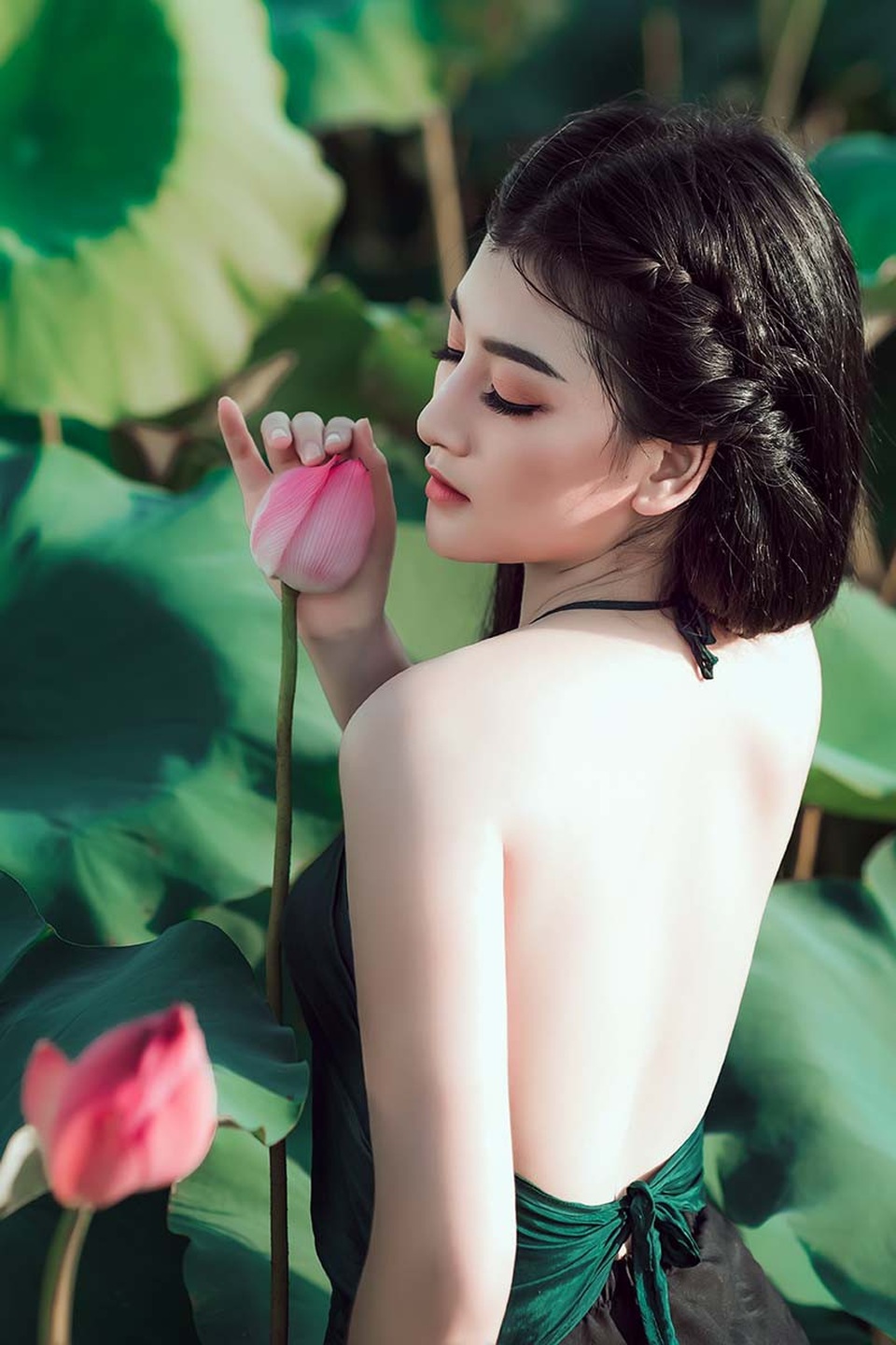 Nữ sinh trường Điện ảnh mặc áo yếm khoe sắc bên hoa sen cuối mùa - 9 Nữ sinh trường Điện ảnh mặc áo yếm khoe sắc bên hoa sen cuối mùa - 9