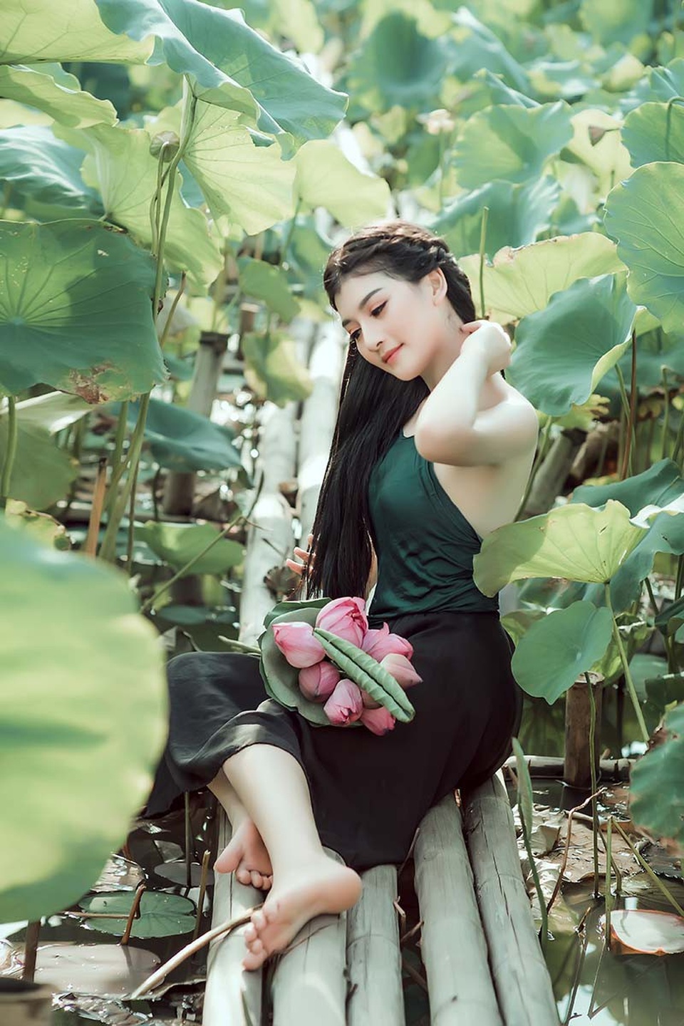 Nữ sinh trường Điện ảnh mặc áo yếm khoe sắc bên hoa sen cuối mùa - 8 Nữ sinh trường Điện ảnh mặc áo yếm khoe sắc bên hoa sen cuối mùa - 8