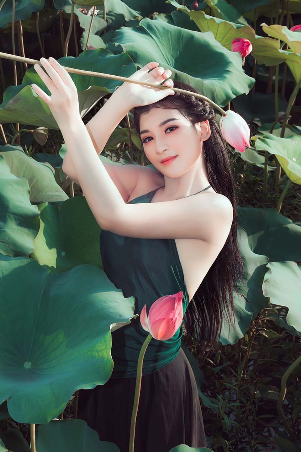 Nữ sinh trường Điện ảnh mặc áo yếm khoe sắc bên hoa sen cuối mùa - 6 Ngọc Thọ có ước mơ trở thành một diễn viên chuyên nghiệp, vì thế cô luôn nỗ lực hết mình để trau dồi kinh nghiệm, kỹ năng cần thiết. Ngọc Thọ cũng phấn đấu trở thành người con gái hiện đại, tự chủ về mọi mặt trong cuộc sống của mình.