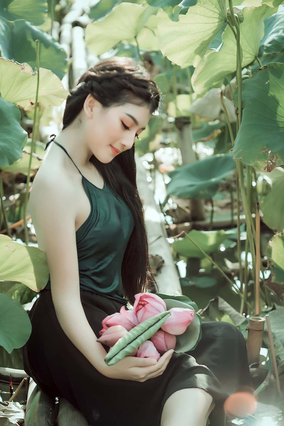 Nữ sinh trường Điện ảnh mặc áo yếm khoe sắc bên hoa sen cuối mùa - 4 Cô cũng thẳng thắn bày tỏ quan điểm về việc một số bạn trẻ quyết định bỏ dở đại học để kiếm tiền. Ngọc Thọ chia sẻ: “Em nghĩ việc bỏ dở học hành để đi kiếm tiền là không nên. Bởi theo đuổi việc học thật tốt để làm nền tảng vững chắc cho công việc cũng như tương lai sau này. Tiền đúng là rất quan trọng trong cuộc sống, nhưng chúng ta nên nghĩ cho lâu dài hơn là nhìn thấy cái lợi trước mắt. Chúng ta có thể vừa học, dành thời gian rảnh rỗi đi làm thêm, trau dồi kinh nghiệm cuộc sống. Nhưng nên nhớ không quá lạm dụng dẫn đến dở dang học vấn”.