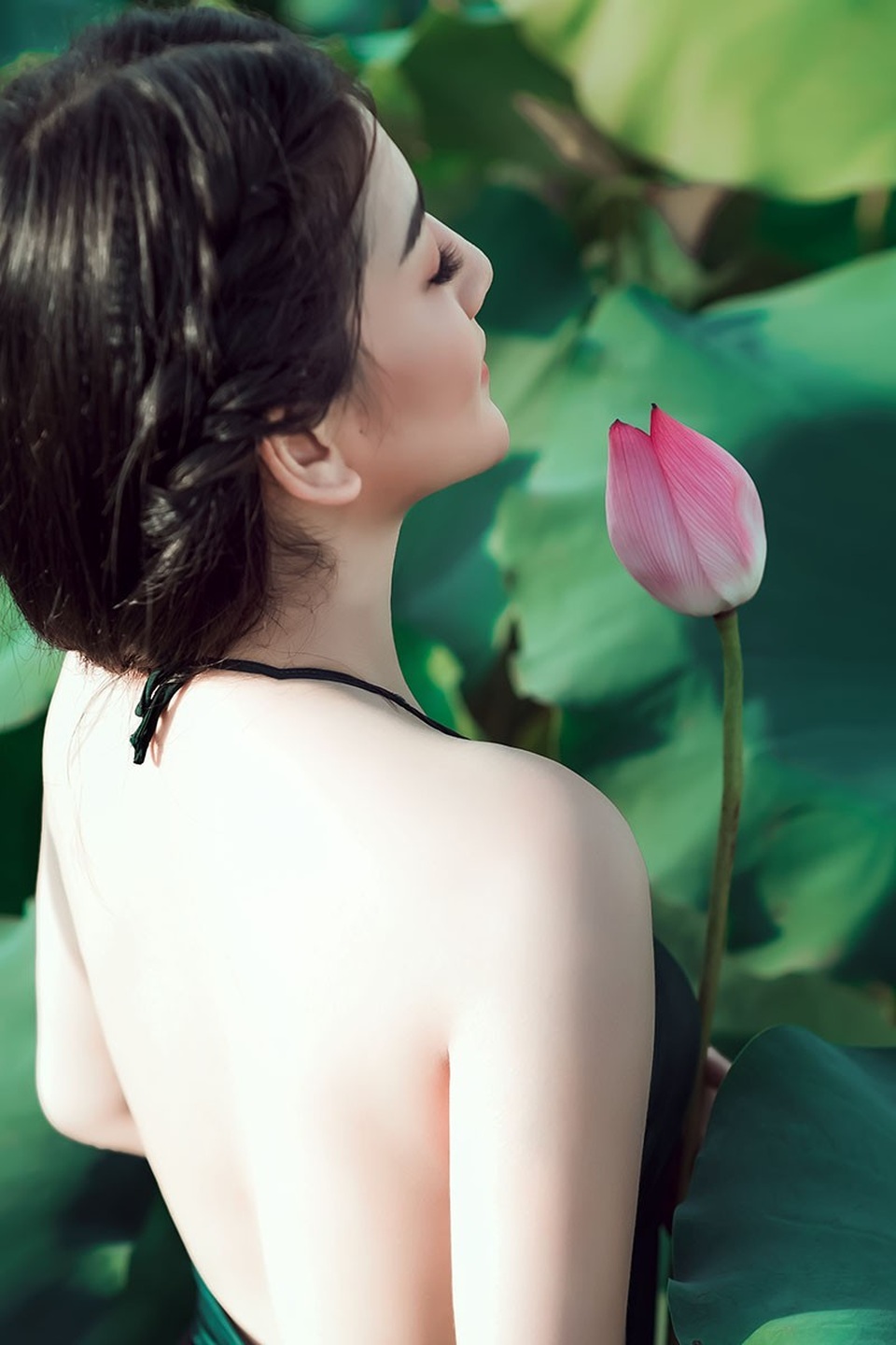 Nữ sinh trường Điện ảnh mặc áo yếm khoe sắc bên hoa sen cuối mùa - 3 Vẻ ngoài cuốn hút là thế nhưng khi được hỏi rằng bản thân có ý định tham gia cuộc thi sắc đẹp nào không, thì Ngọc Thọ thành thật thú nhận: “Em không có ý định tham gia cuộc thi nào. Em muốn tập trung học và làm những việc mình thấy thích trước mắt đã”.