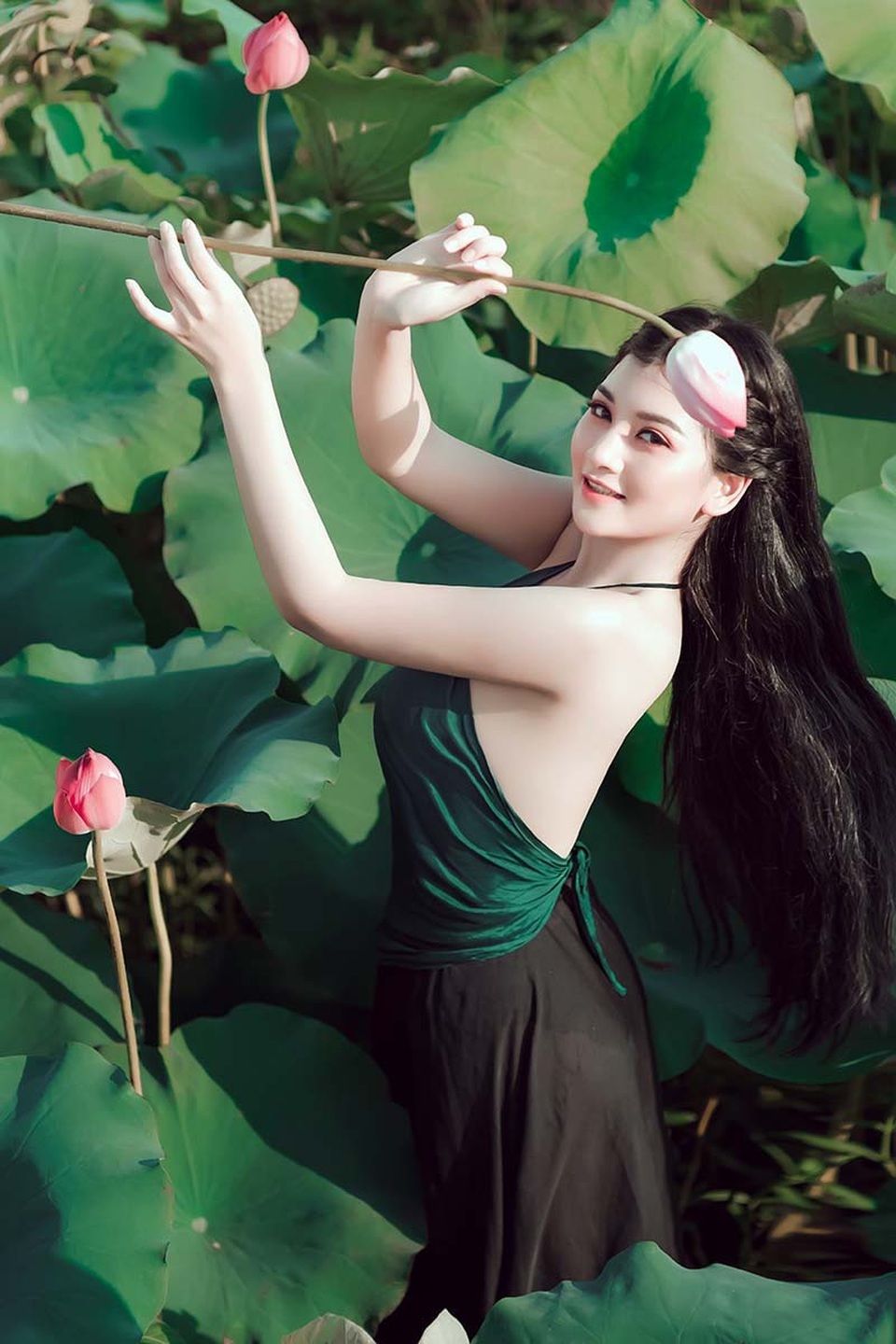 Nữ sinh trường Điện ảnh mặc áo yếm khoe sắc bên hoa sen cuối mùa - 2 Ngọc Thọ chia sẻ rằng ngoài thời gian học ở trường thì cô tham gia đóng quảng cáo, diễn xuất trong một vài phim ngắn và làm người mẫu.