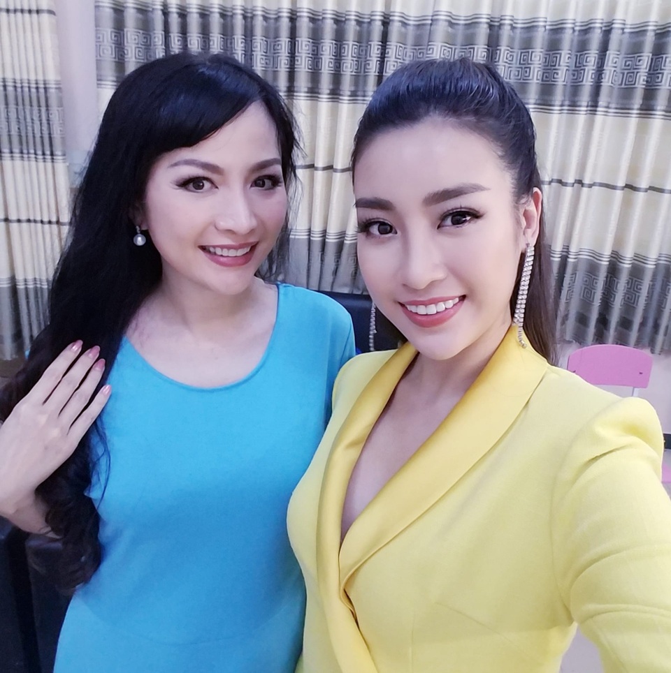 Hoa hậu Thiên Nga: “Chồng mất, mẹ con tôi như trên mây rơi xuống vực thẳm” - 4 Hoa hậu Thiên Nga và Đỗ Mỹ Linh.