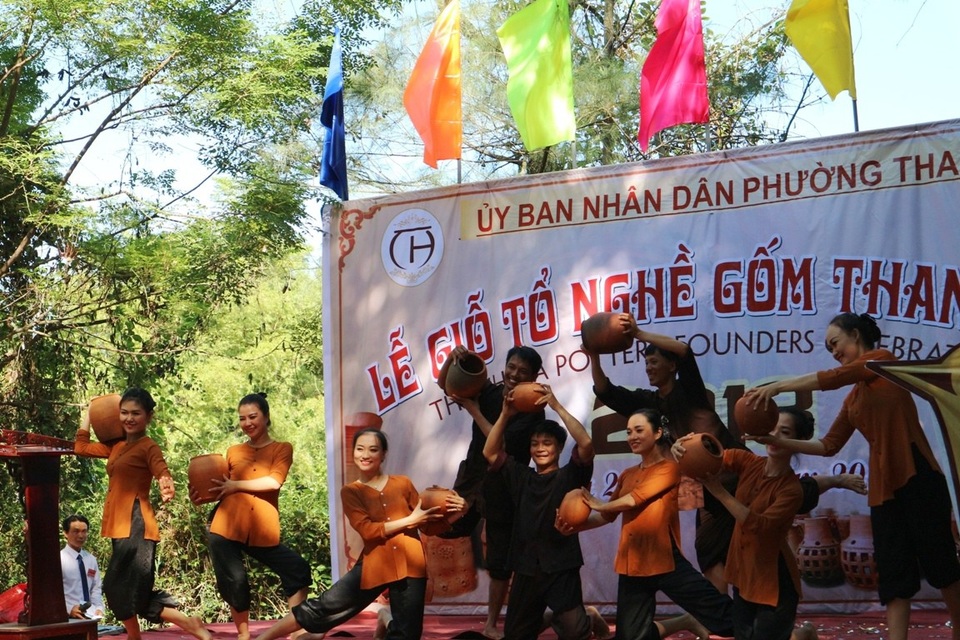 Hội An: Giỗ tổ ở làng gốm hơn 500 năm tuổi - 4 Múa “Hoa của đất”