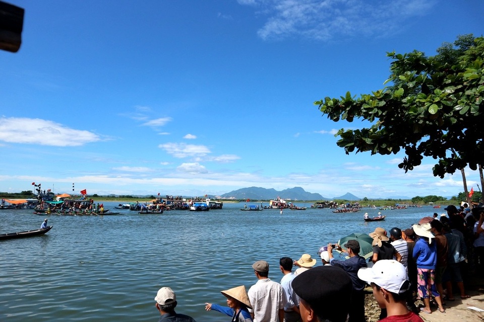 Hội An: Giỗ tổ ở làng gốm hơn 500 năm tuổi - 9 Rất đông người dân, du khách đến xem và cổ vũ các đội đua thuyền