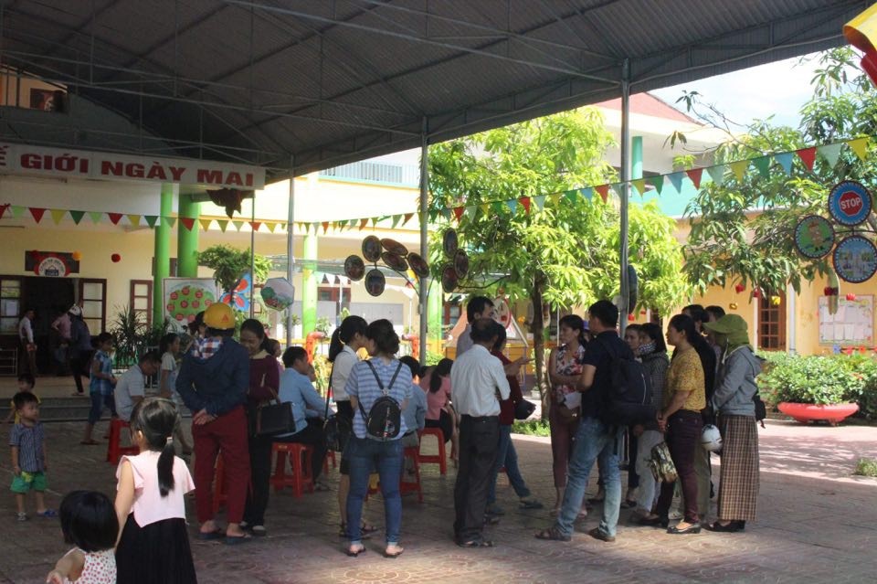 Hà Tĩnh: Hơn trăm trẻ mầm non bị “từ chối” nhận lớp - 1
Trong ngày tựu trường năm học, nhiều em nhỏ tại TP Hà Tĩnh đã phải ra về vì không có lớp học.