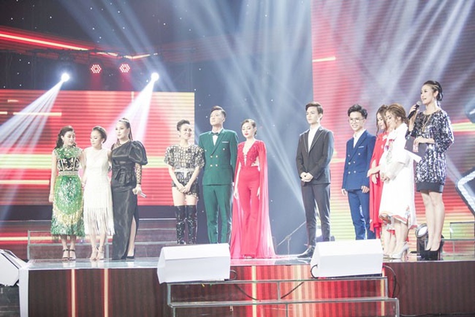 Noo Phước Thịnh nhớ lại thời gian tăm tối khi nghe Thanh Thảo hát - 5 Các thí sinh lắng nghe kết quả trên sân khấu.