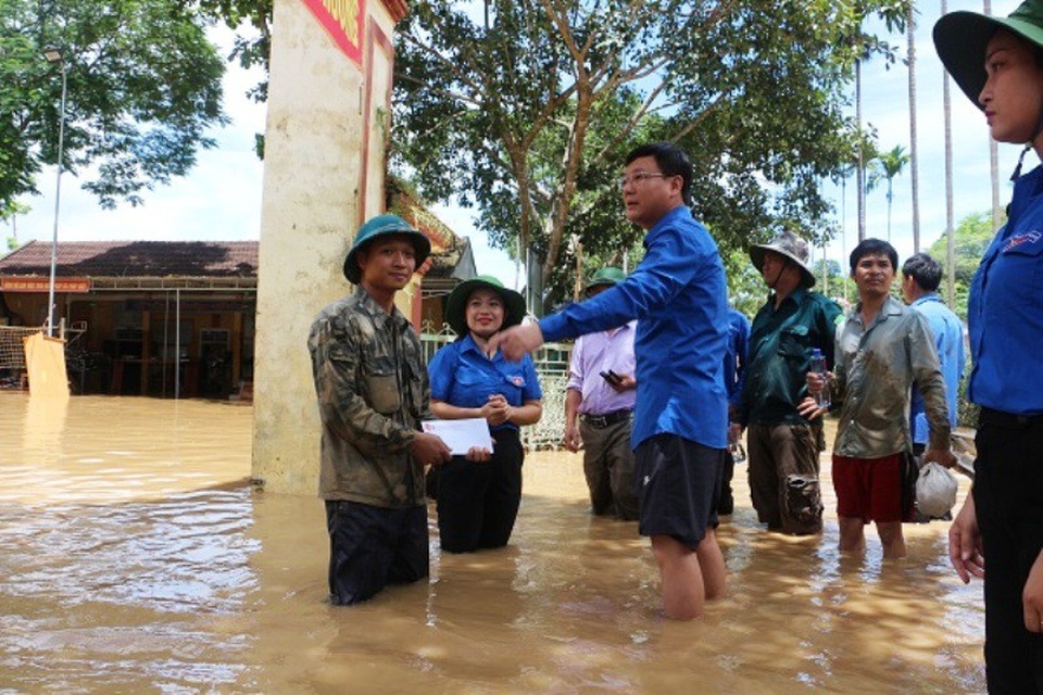 Nghệ An: Hàng trăm đoàn viên giúp dân khắc phục hậu quả sau bão - 4 Nghệ An: Hàng trăm đoàn viên giúp dân khắc phục hậu quả sau bão - 4