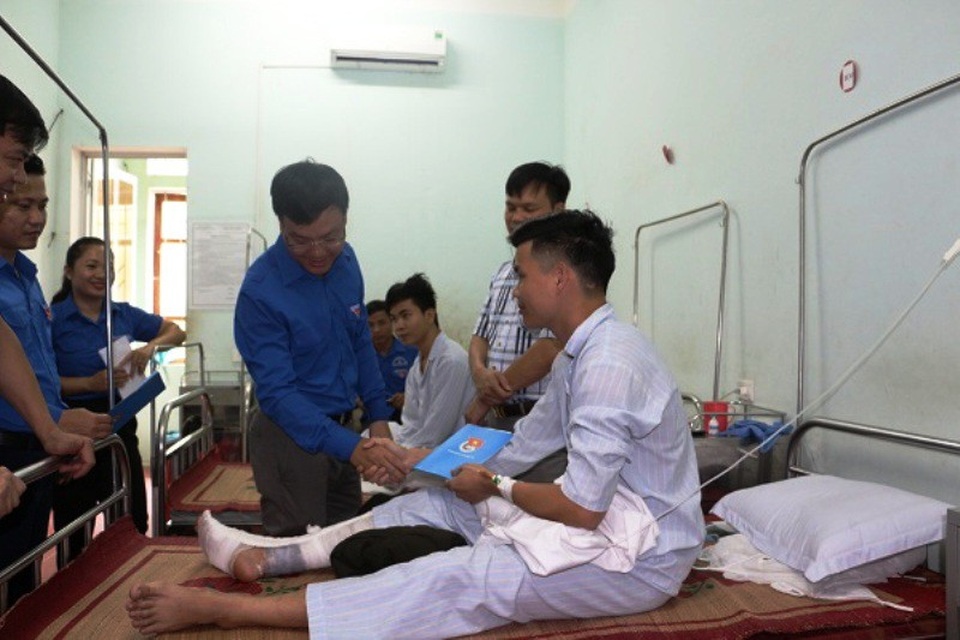 Nghệ An: Hàng trăm đoàn viên giúp dân khắc phục hậu quả sau bão - 3 Thăm hỏi, động viên các chiến sĩ gặp nạn trong mưa lũ.