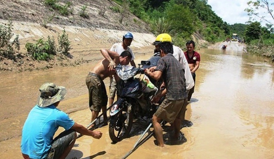 Nghệ An: Hàng trăm đoàn viên giúp dân khắc phục hậu quả sau bão - 2 Chung tay giúp dân để đi lại an toàn.