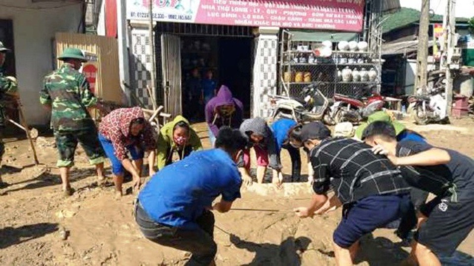 Nghệ An: Hàng trăm đoàn viên giúp dân khắc phục hậu quả sau bão - 1 Các đoàn viên giúp dân nạo vét bùn để sớm ổn định cuộc sống.